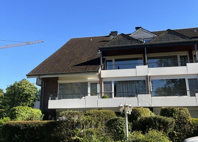 Hausansicht vom Parkplatz