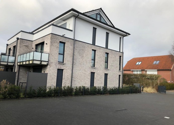 Hausansicht/Parkplatz