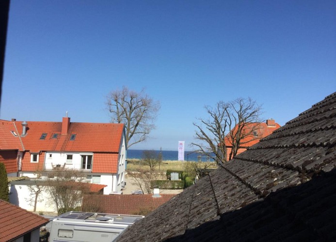 Teilmeerblick vom Balkon seitlich des Daches/Hauses