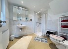 großzügiges neues Badezimmer