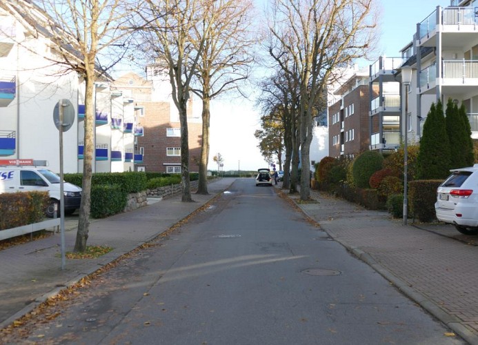 Weg von Tiefgarage zum Strand