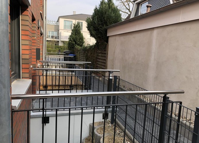 Weg vom Parkplatz zur Wohnungstür