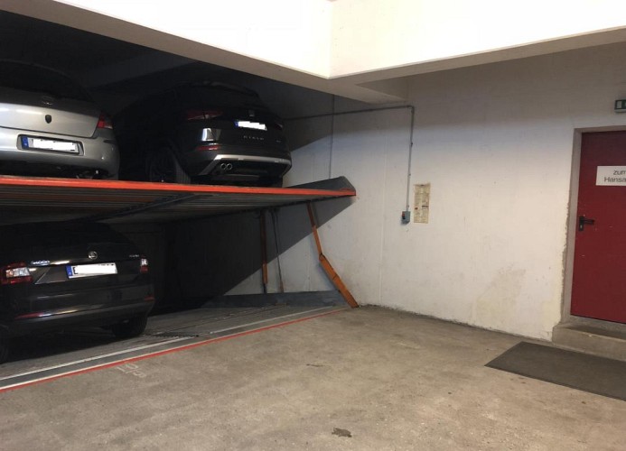 Tiefgaragenstellplatz rechts unten