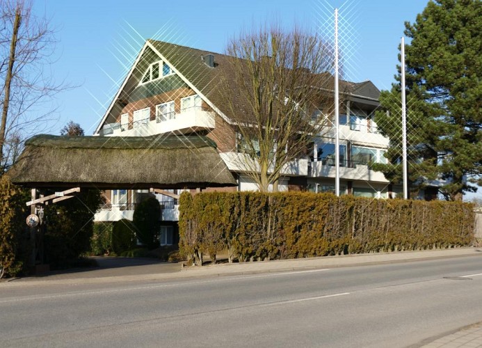 Hausansicht / Einfahrt zum Parkplatz